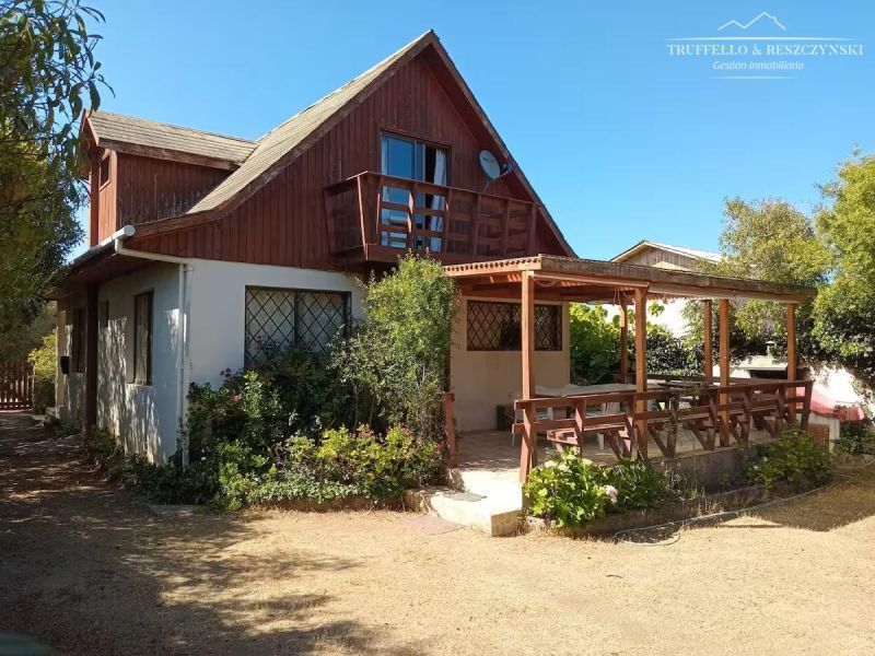 SE VENDE LINDA CASA CON AMPLIO TERRENO EN ALGARROBO NORTE